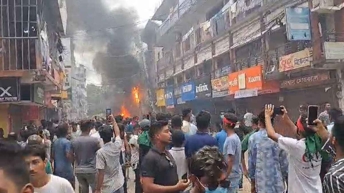 পাবনায় শিক্ষার্থীদের অবস্থান কর্মসূচিতে গুলিবর্ষণ, নিহত ২