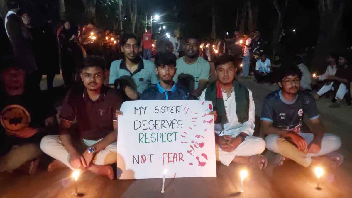 মৌমিতার ধর্ষণের বিচার চেয়ে রাবিতে গণসংহতি, মোমবাতি প্রজ্বলন