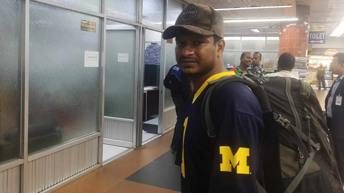 বিমানবন্দরে আটকের সময় ‘প্রভাবশালী’ ছাত্রলীগ নেতার আকুতি!