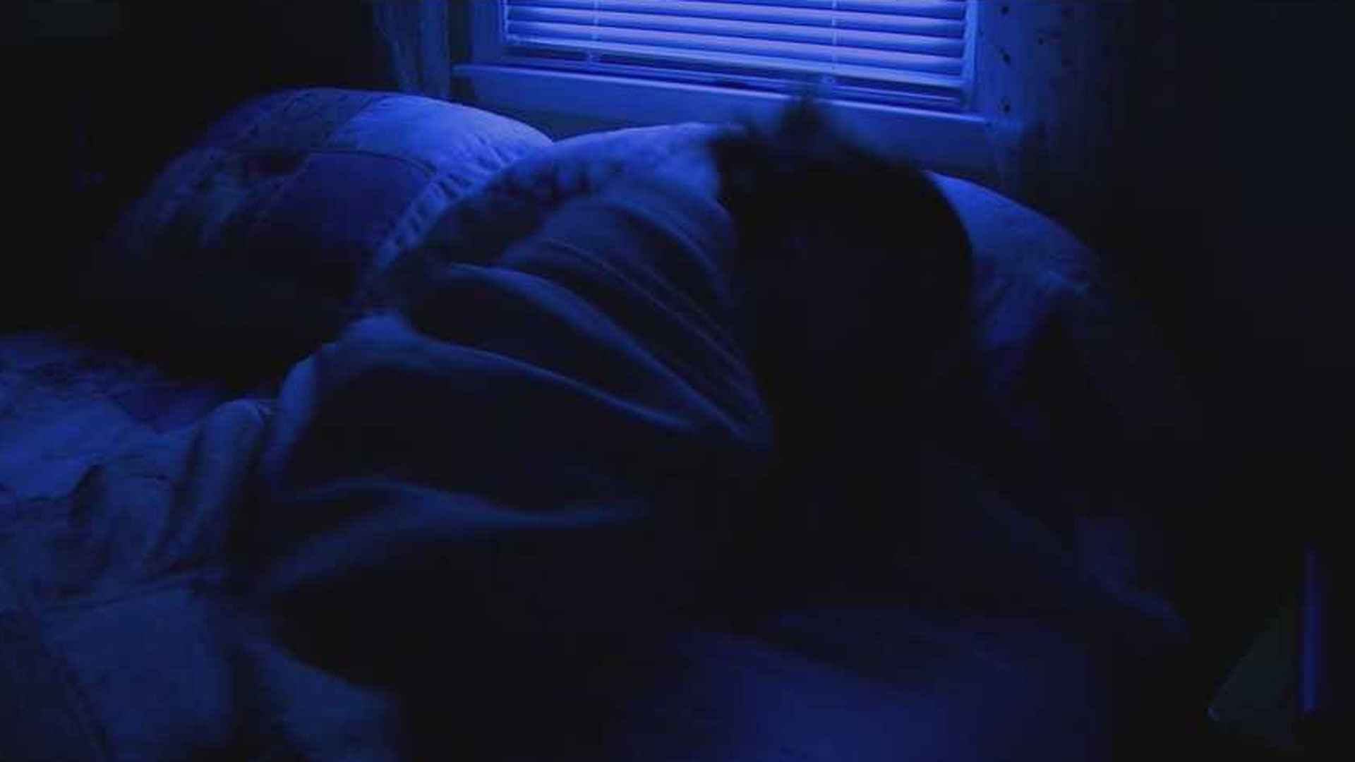 অন্ধকারে ঘুমালে শরীরে কী ঘটে?