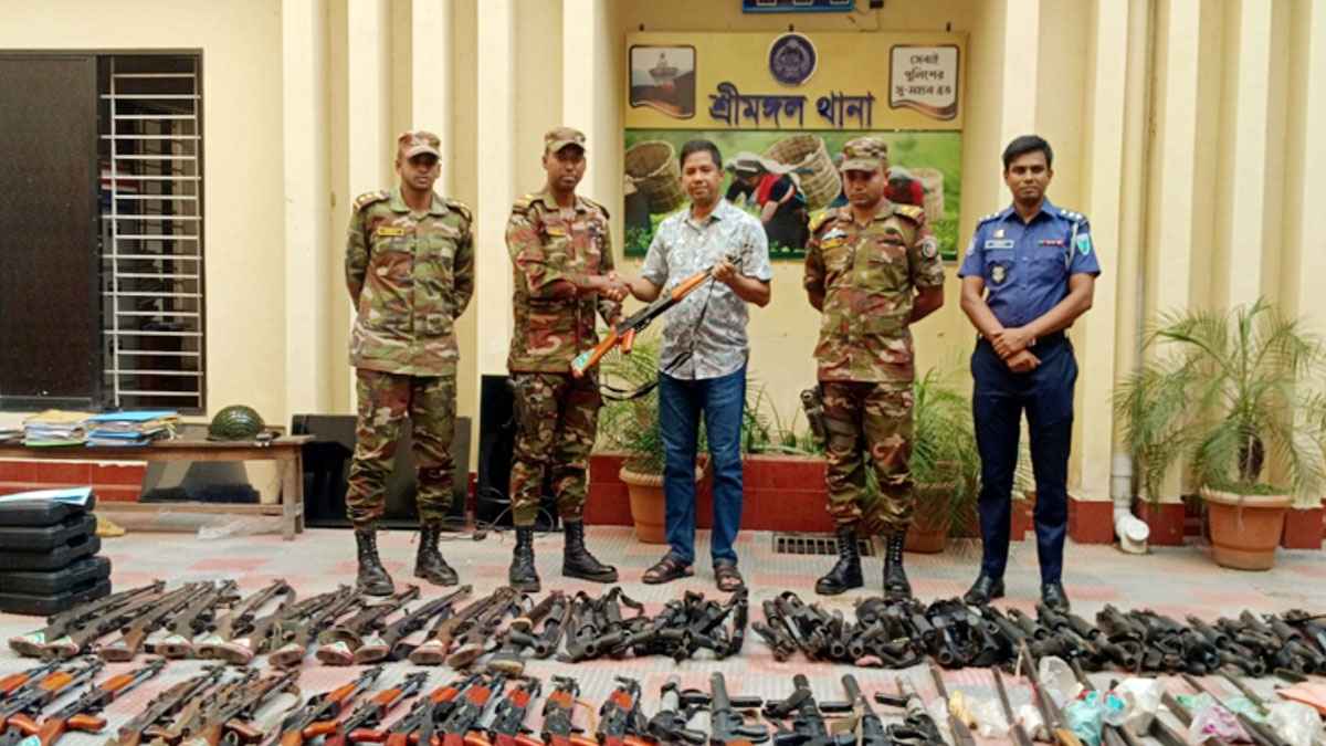 শ্রীমঙ্গল থানায় অস্ত্র হস্তান্তর করল সেনাবাহিনী