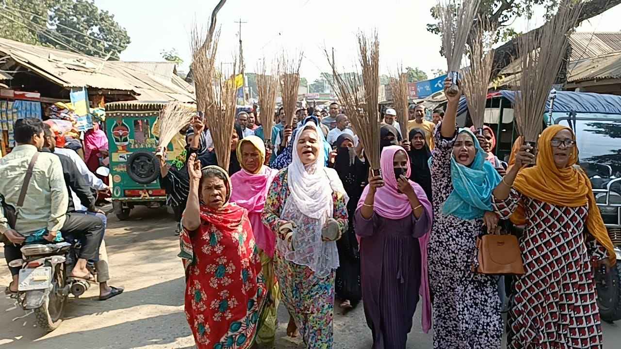 মদনে ইউএনওর বিরুদ্ধে ঝাড়ু মিছিল