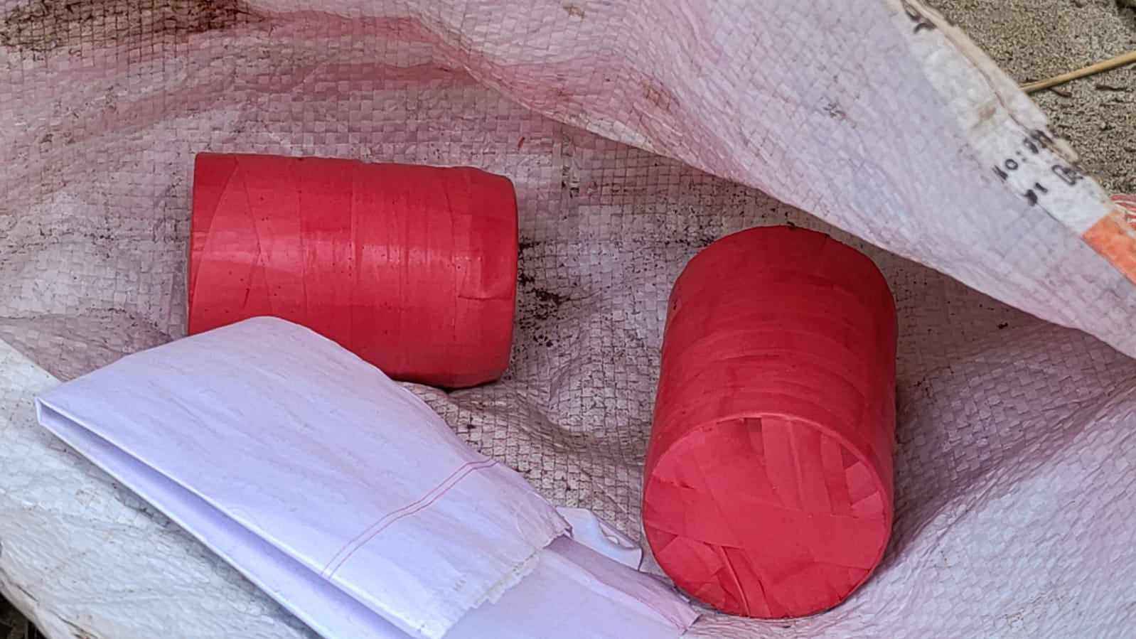 মেহেরপুরে বোমা সদৃশ বস্তু ও চিরকুট উদ্ধার