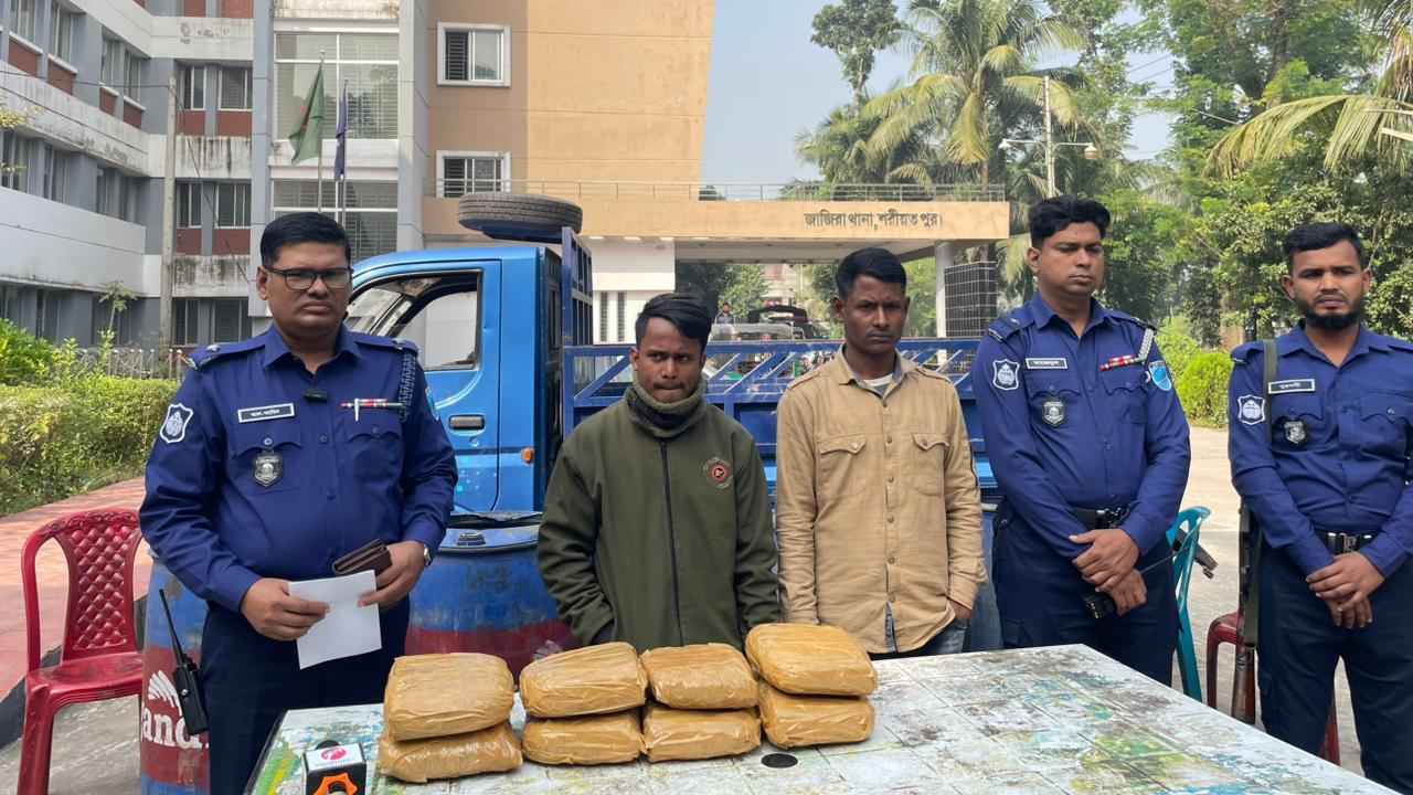 ৮ কেজি গাঁজা ও পিকআপসহ দুই মাদক কারবারি আটক