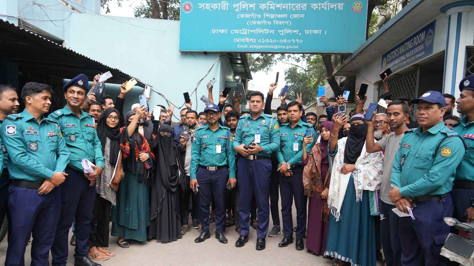 ৫৩ মোবাইল ফোন উদ্ধার করে মালিকদের কাছে হস্তান্তর করল পুলিশ