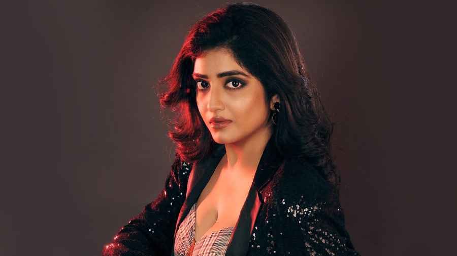 পেটে সন্তান নিয়ে শুটিং, অসুস্থ অভিনেত্রী 