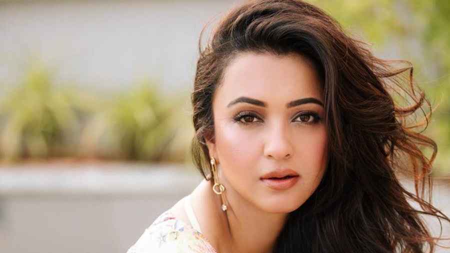 প্রেমিকের হাত ধরে পরিচালকের কাঁধে মাথা রেখে কাঁদলেন নায়িকা