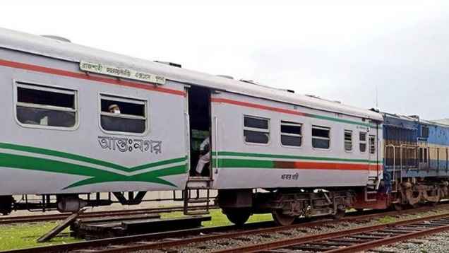 নাটোরে ট্রেনের ইঞ্জিনের চাকায় আগুন: এক ঘণ্টা পর ছাড়ল ট্রেন