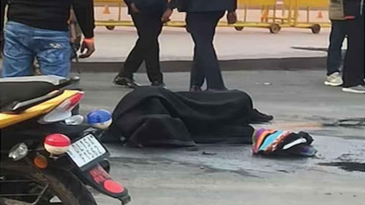 ভারতে সংসদ ভবনের সামনে যুবকের আত্মহত্যার চেষ্টা