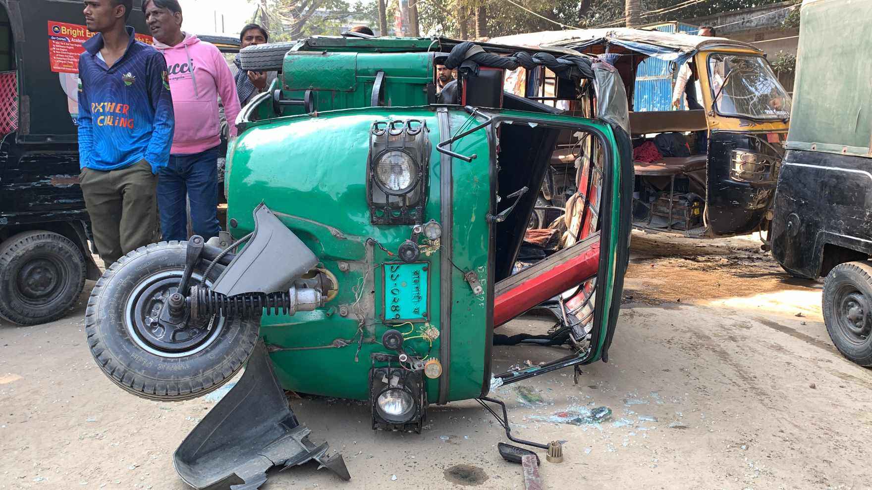 বাস বন্ধের জেরে সংঘর্ষে আহত ১২, সিএনজি ভাঙচুর