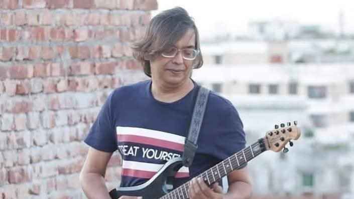 মঞ্চেই মৃত্যুর কোলে ঢলে পড়লেন গিটারিস্ট