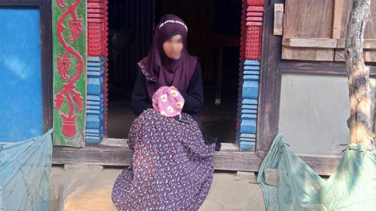 দুমকিতে বিয়ের দাবিতে প্রেমিকার বাড়িতে অনশন