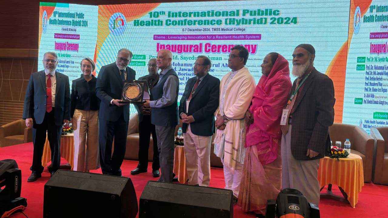 পাবলিক হেলথ এক্সিলেন্স অ্যাওয়ার্ড পেলেন ড. মোশতাক চৌধুরী
