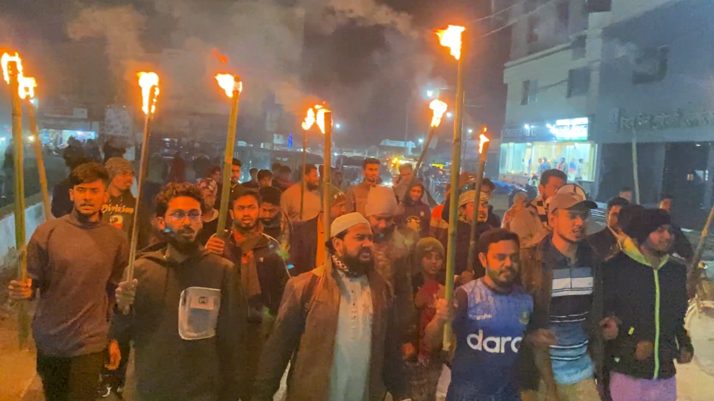 গুপ্তহত্যার প্রতিবাদে নড়াইলে বৈষম্যবিরোধী ছাত্র আন্দোলনের মশাল মিছিল