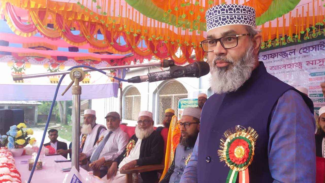 ‘হেলিকপ্টারে পালালো কে, সে কি শেখের মেয়ে না?’