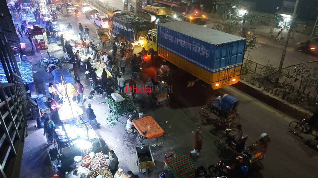 ৩০ ফুট রাস্তার ২৫ ফুটই ভাসমান দোকানের দখলে!