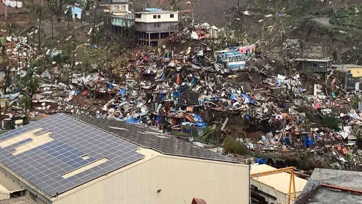 ফরাসি দ্বীপ মায়োতেতে ঘূর্ণিঝড়ের তাণ্ডব, ব্যাপক প্রাণহানির আশঙ্কা