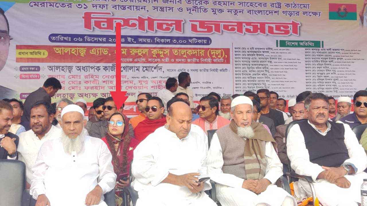 জনসভা মঞ্চে পলকের শ্যালিকা, সিংড়া বিএনপির আহ্বায়ককে শোকজ