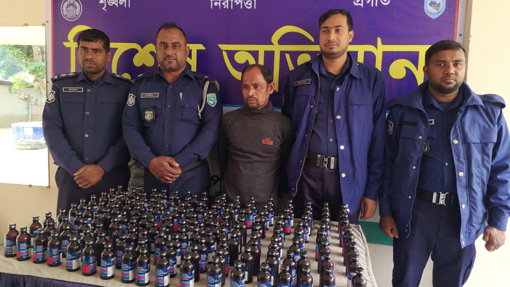 লালমনিরহাটে ৪৫০ বোতল ফেনসিডিলসহ মাদক কারবারি আটক