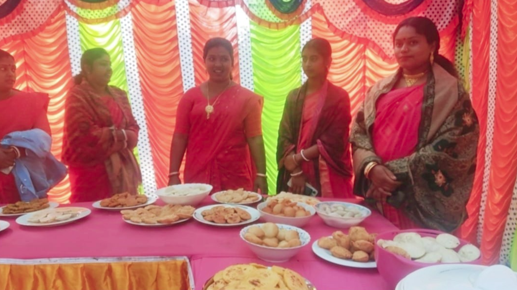 নড়াইলে ২৫ পদের পিঠা দিয়ে নবান্ন উৎসব