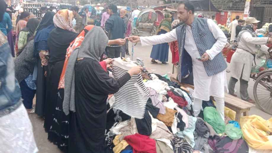 ঢাকায় বেড়েছে শীতের পুরনো কাপড়ের কেনাবেচা