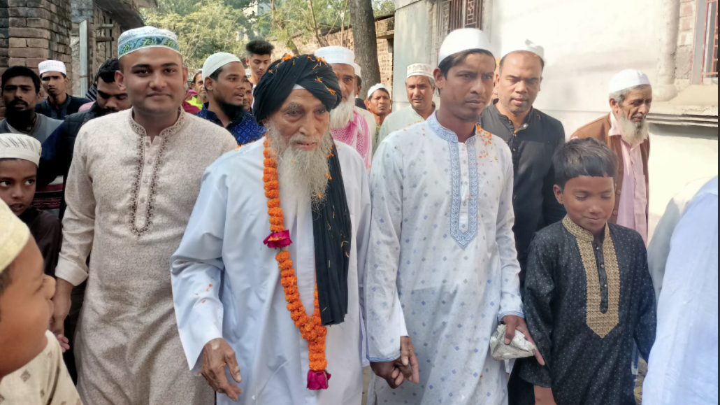 রাজকীয়ভাবে মসজিদের ইমামকে বিদায় দিলেন এলাকাবাসী 