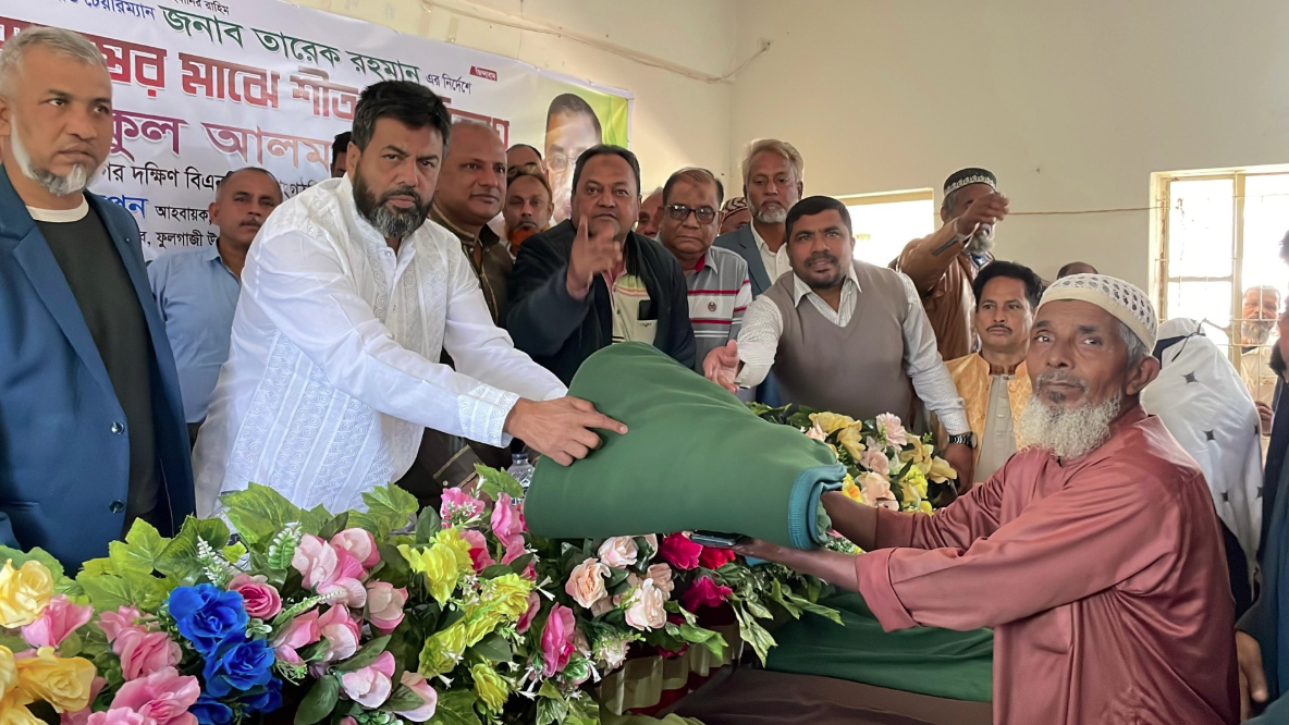 ফেনীতে বিএনপি নেতা মজনুর কম্বল বিতরণ