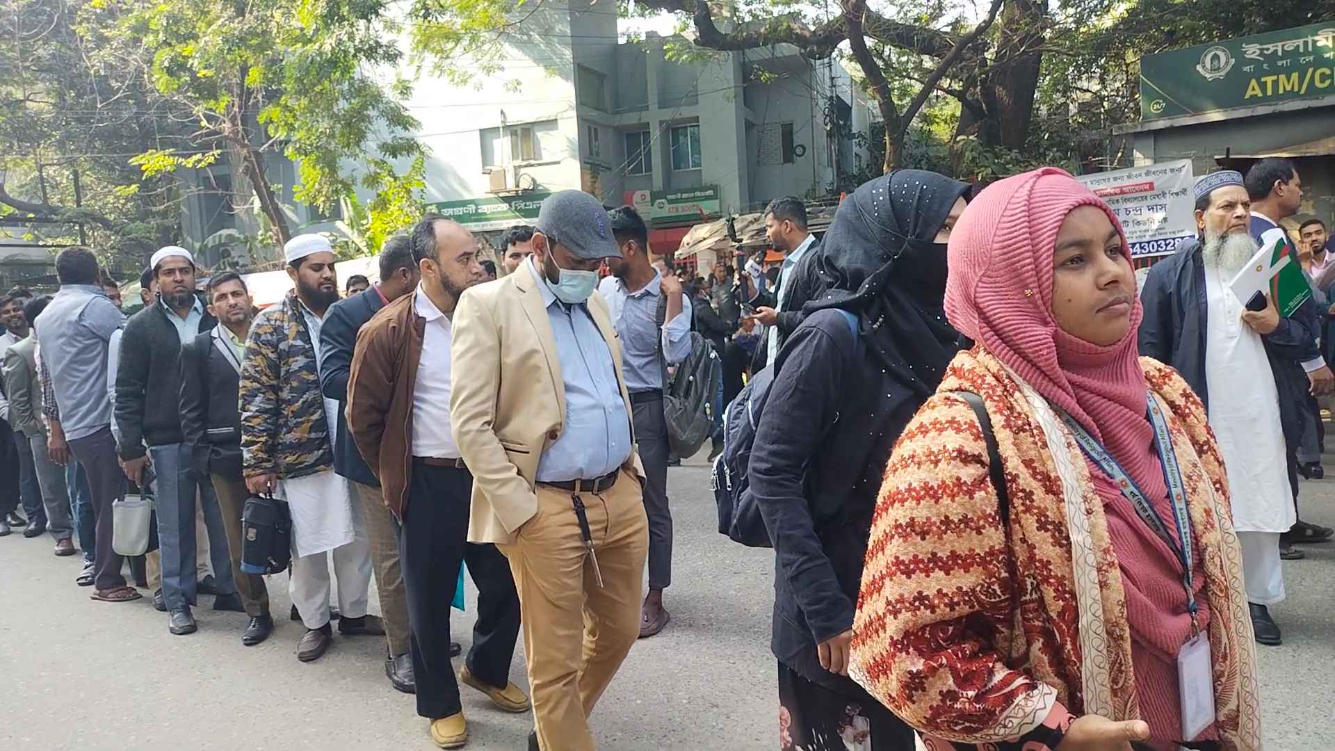 সচিবালয়ে প্রবেশের দীর্ঘ সারি