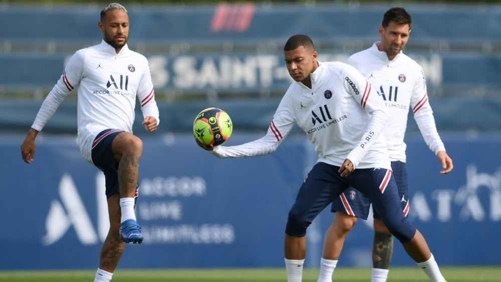 মেসিকে পিএসজির অনুশীলনে দেখে যে কারণে ক্ষুব্ধ ছিলেন এমবাপে