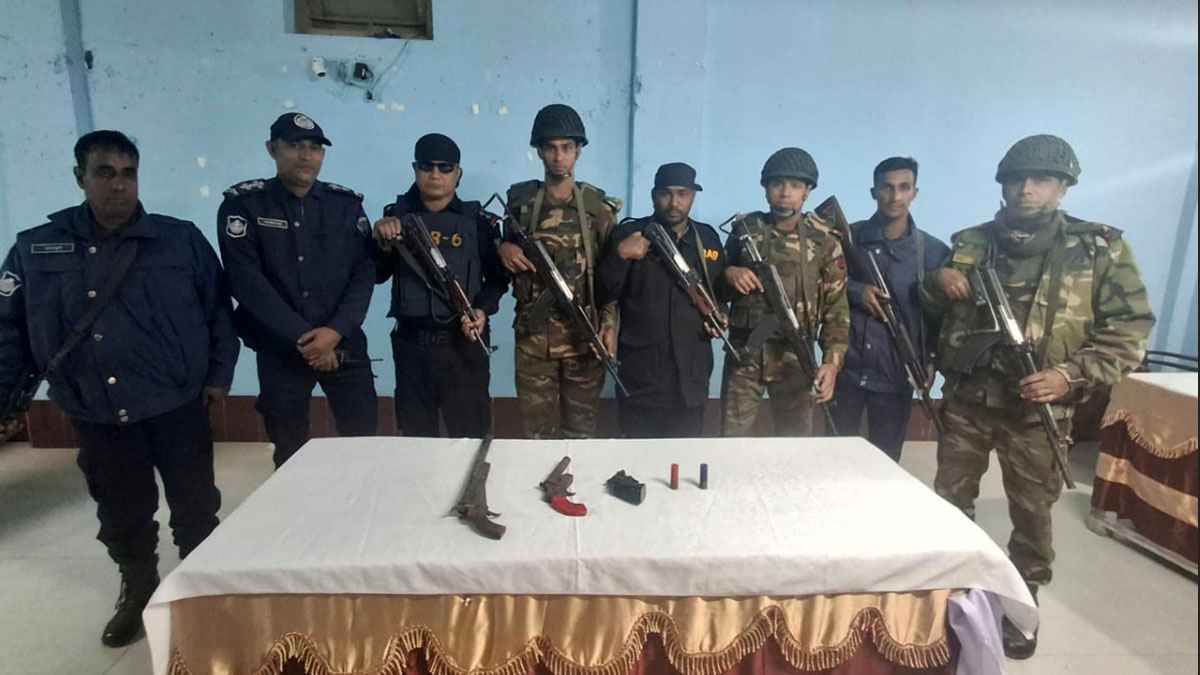 ঝিনাইদহে যৌথ বাহিনীর অভিযানে অস্ত্র-গুলি উদ্ধার