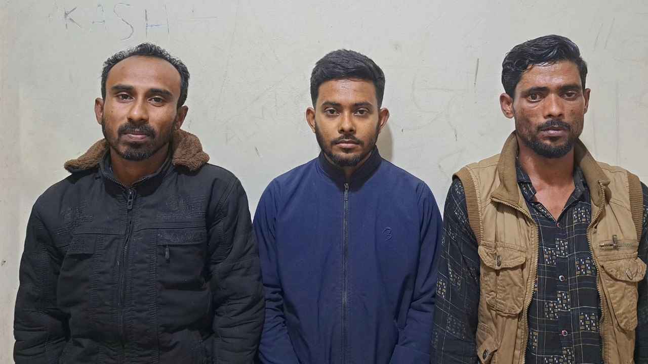 শহীদ মিনারে ফুল দেওয়ায় নিষিদ্ধ সংগঠন ছাত্রলীগের ৩ নেতা গ্রেফতার