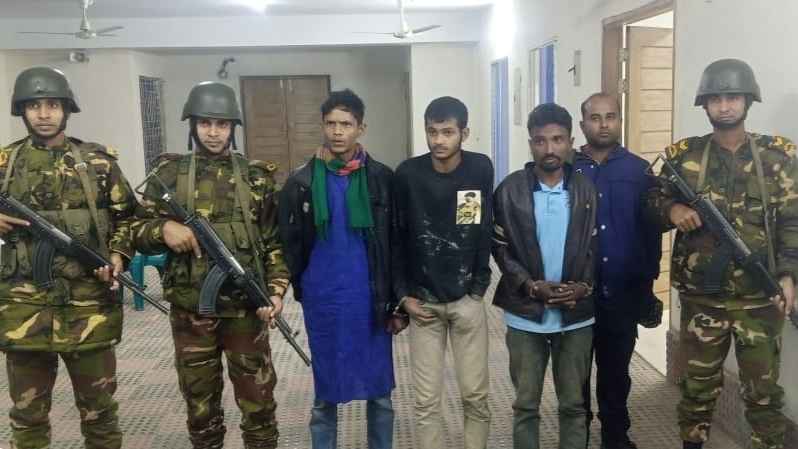 মোরেলগঞ্জে ফেনসিডিলসহ এক নারী ও ৩ মাদকসেবী গ্রেফতার