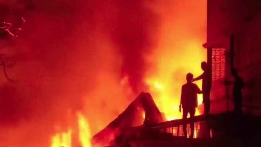 মধ্যরাতে কুমিল্লা-চট্টগ্রামে ভয়াবহ আগুন, বড় ক্ষতির শঙ্কা