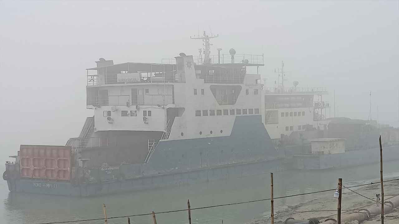 ঘন কুয়াশায় দৌলতদিয়া-পাটুরিয়া নৌরুটে ফেরি চলাচল বন্ধ