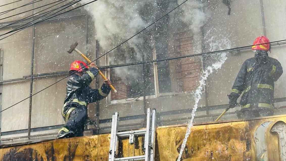 ১৯ ঘণ্টার ব্যবধানে ঢাকার তিন স্থানে আগুন