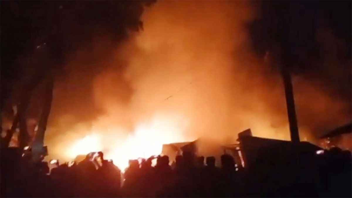 রাজশাহীতে তেলের ট্রাকে বিস্ফোরণ, পুড়ল ৮ দোকান