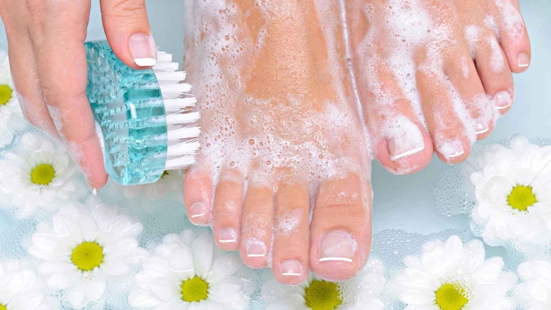 শীতের দিনে পায়ের যত্নে ব্যবহার করুন এই স্ক্রাবার 