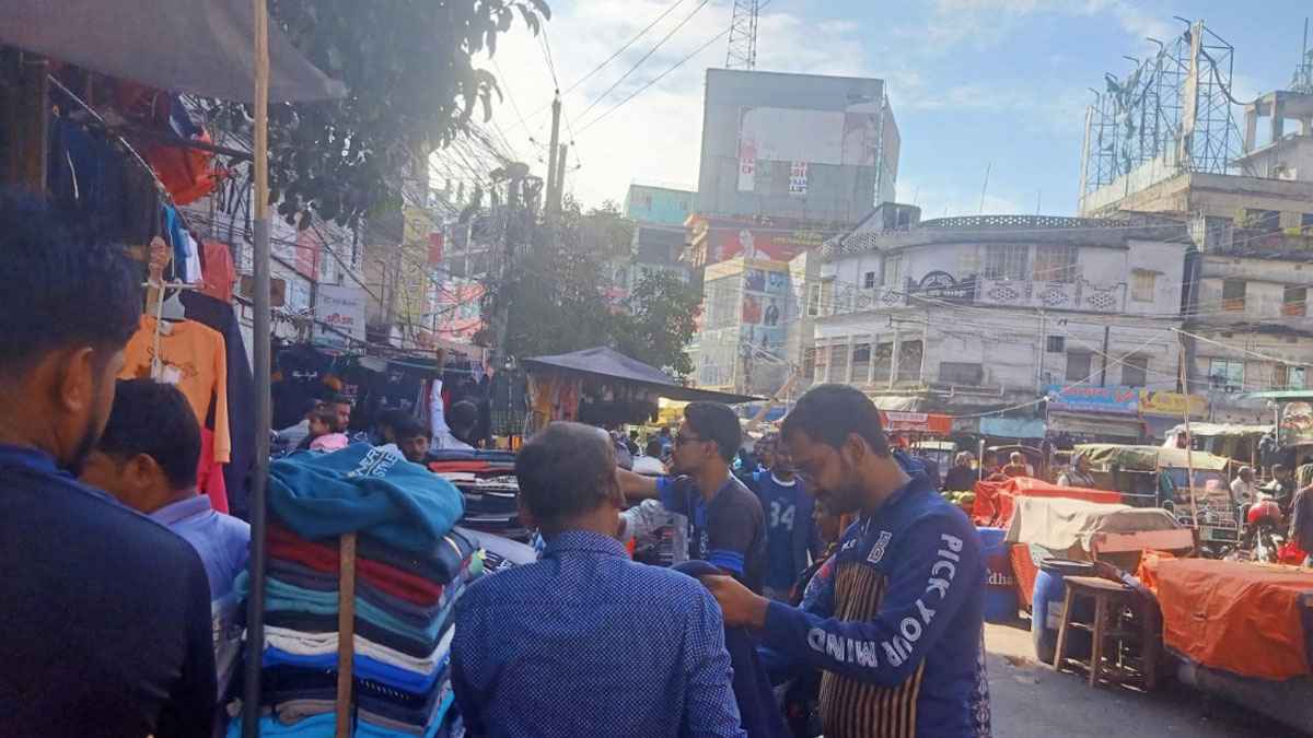 ফুটপাত দখল করে দোকানপাট, দুর্ভোগে পথচারীরা