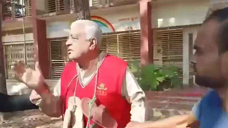 বীর মুক্তিযোদ্ধার গলায় জুতার মালা পরিয়ে লাঞ্ছিত