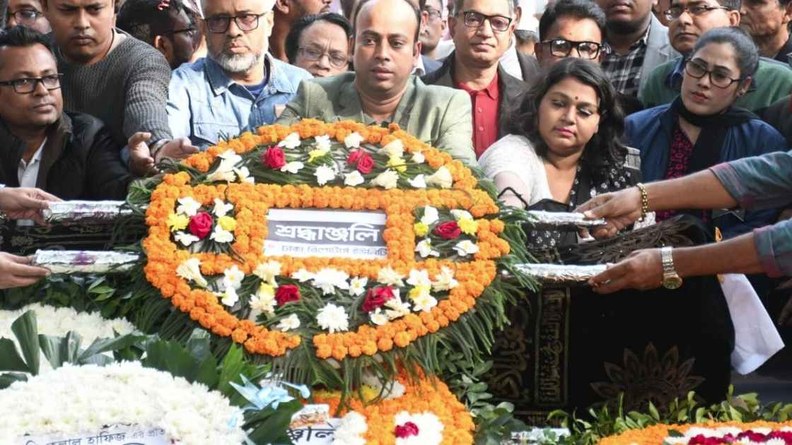 কবি হেলাল হাফিজের কফিনে ডিআরইউর শ্রদ্ধা