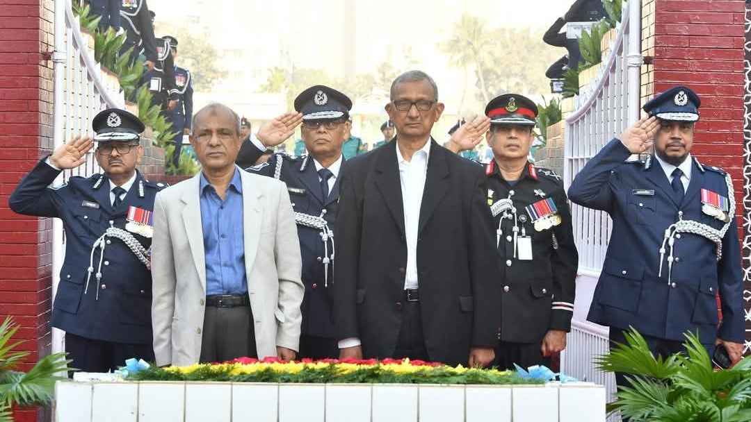 পুলিশ স্মৃতিসৌধে স্বরাষ্ট্র উপদেষ্টা ও খোদা বখস চৌধুরীর শ্রদ্ধা