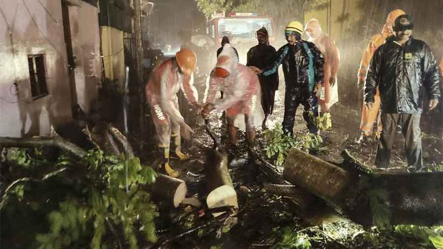 তামিলনাড়ুতে রাতভর ফিনজালের তাণ্ডব, নিহত ৩