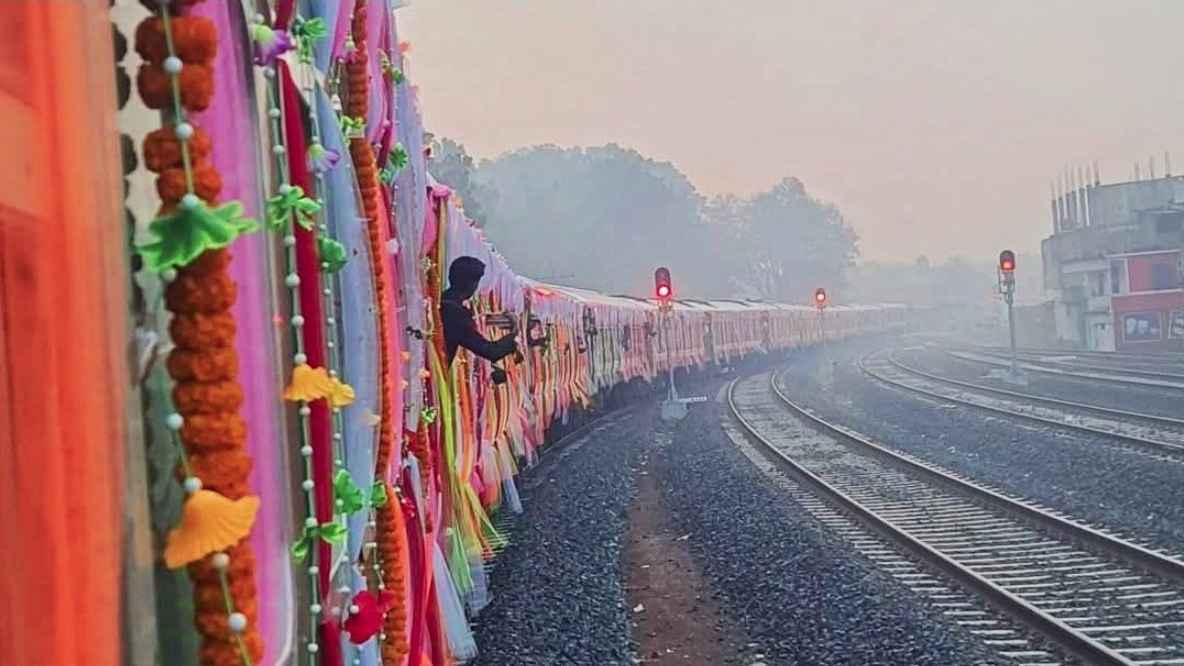 নতুন ট্রেনে পদ্মা সেতু হয়ে আড়াই ঘণ্টায় ঢাকায়, উচ্ছ্বসিত নড়াইলবাসী