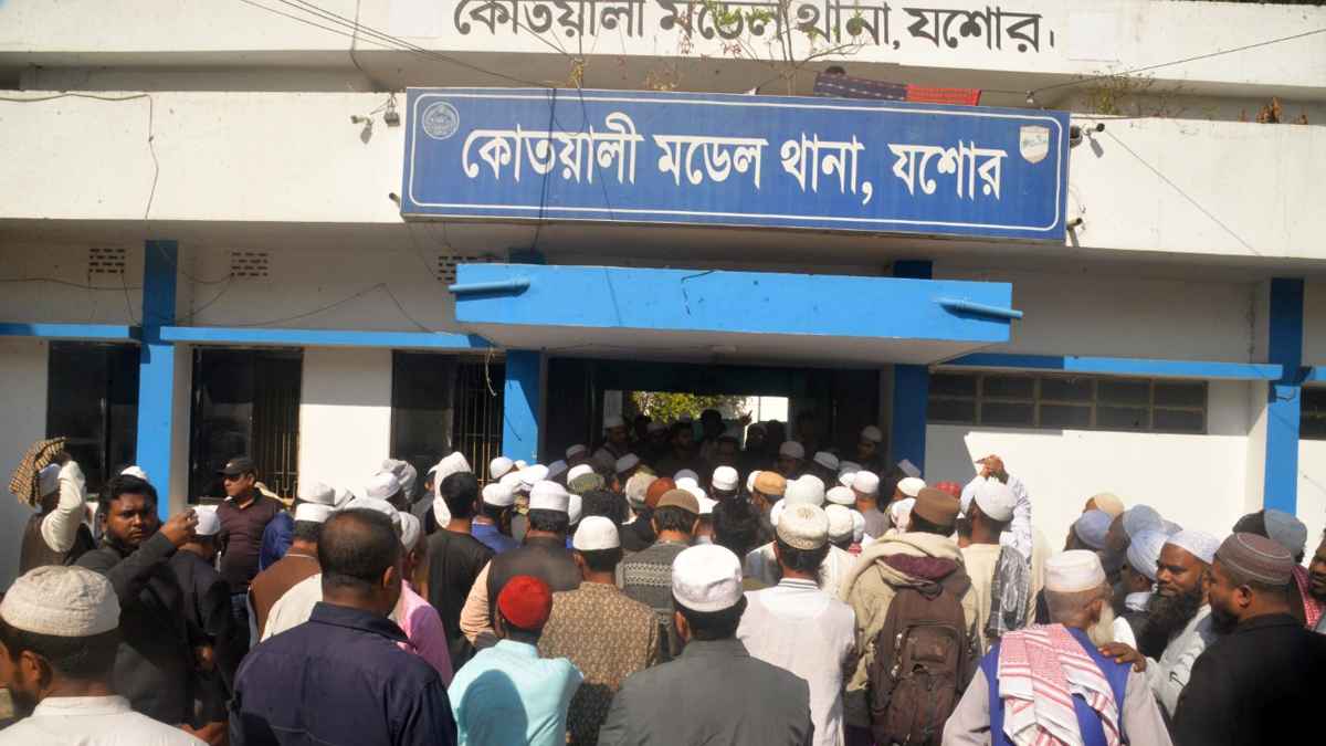 যশোরে সাদপন্থীদের নিষিদ্ধ ঘোষণা দাবি, থানা ঘেরাও