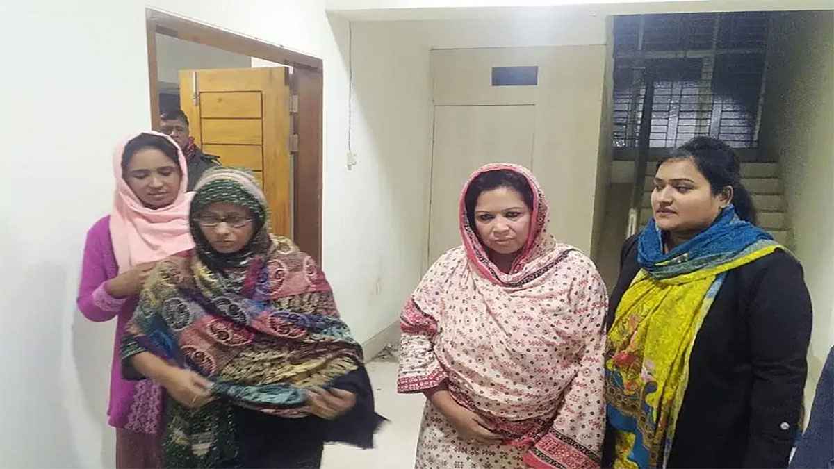 কুষ্টিয়ায় ট্রাফিক পুলিশকে মারধর করা সেই ২ নারী আটক