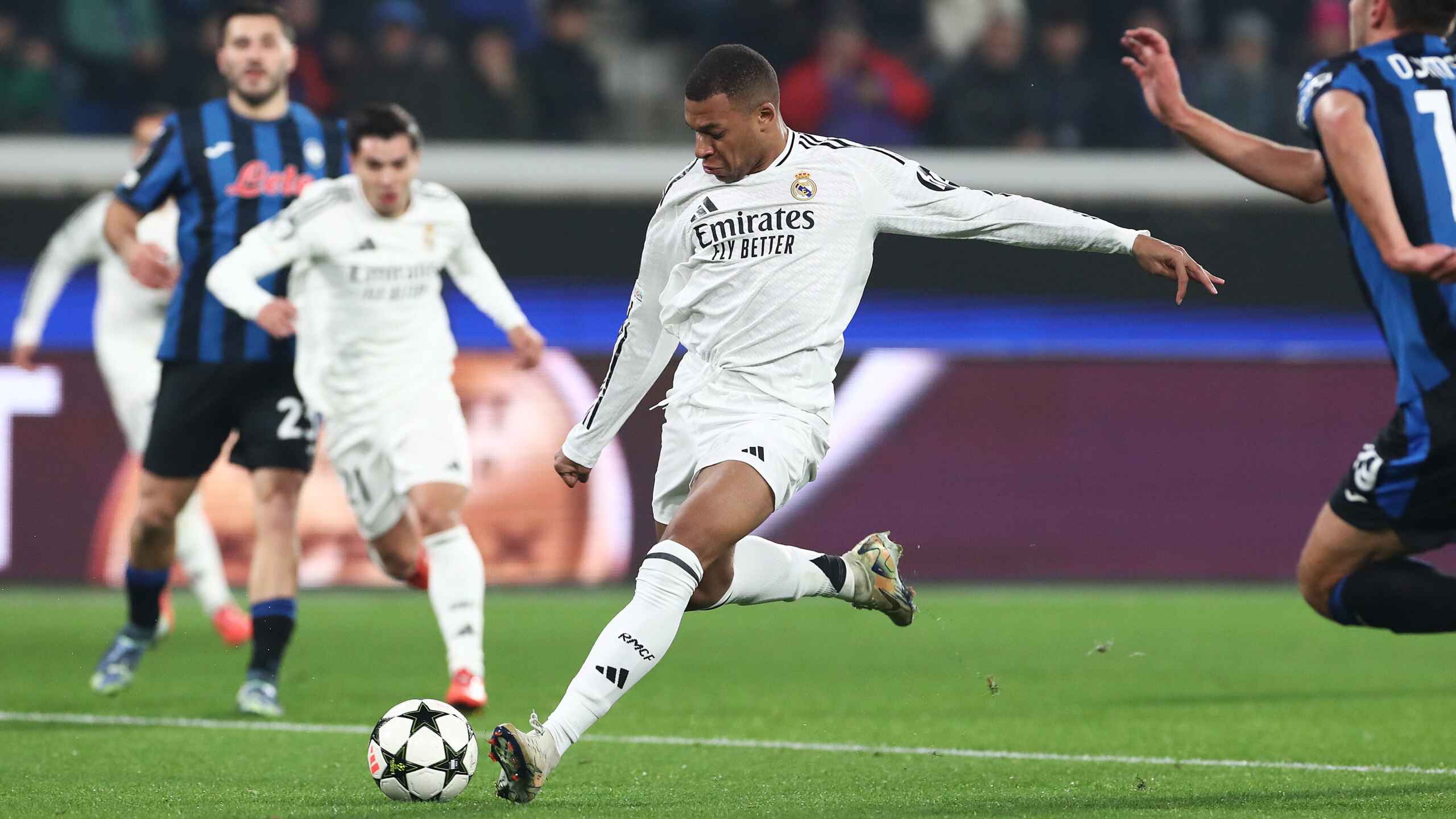 রিয়ালের জয়ে ফেরার ম্যাচে গোল করে রোনালদোকে টপকালেন এমবাপে