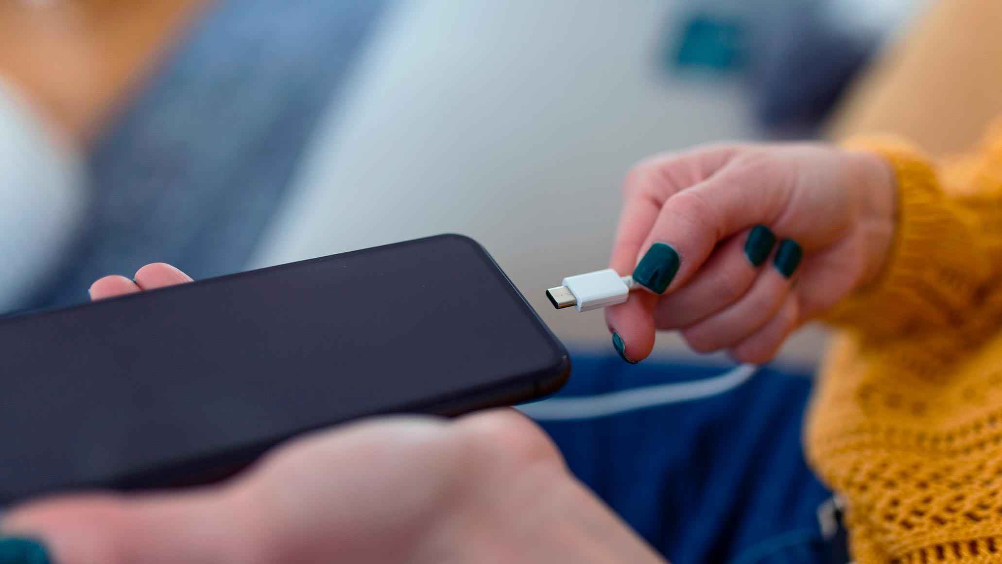 নতুন ফোন কেনার পর কত ঘণ্টা চার্জ দিতে হয়?