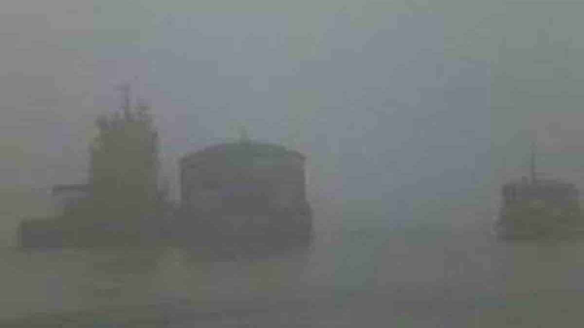 ঘন কুয়াশায় পাটুরিয়া-দৌলতদিয়া রুটে ফেরি বন্ধ