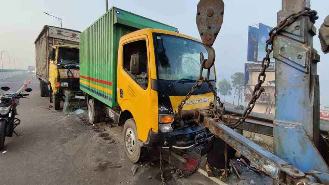 ঢাকা-মাওয়া এক্সপ্রেসওয়েতে প্রাইভেটকারে দুই গাড়ির ধাক্কা, নিহত ১