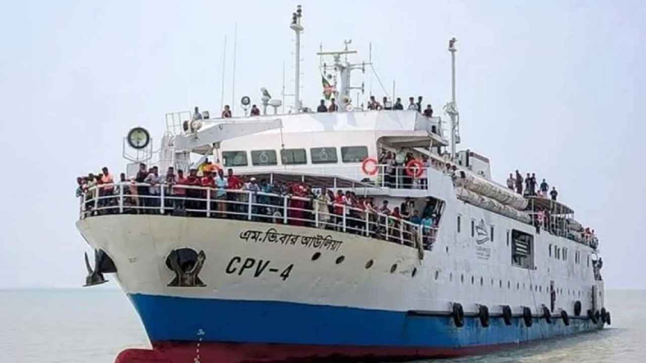 ছয় শতাধিক পর্যটক নিয়ে সেন্টমার্টিনের উদ্দেশে ছাড়ল জাহাজ